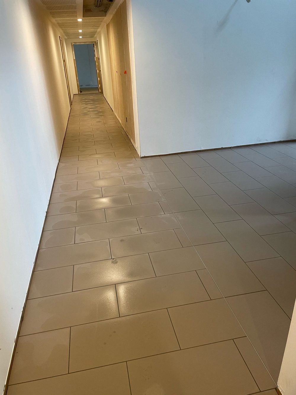 Chantier de carrelage Sol&Design – finitions soignées à Fougères